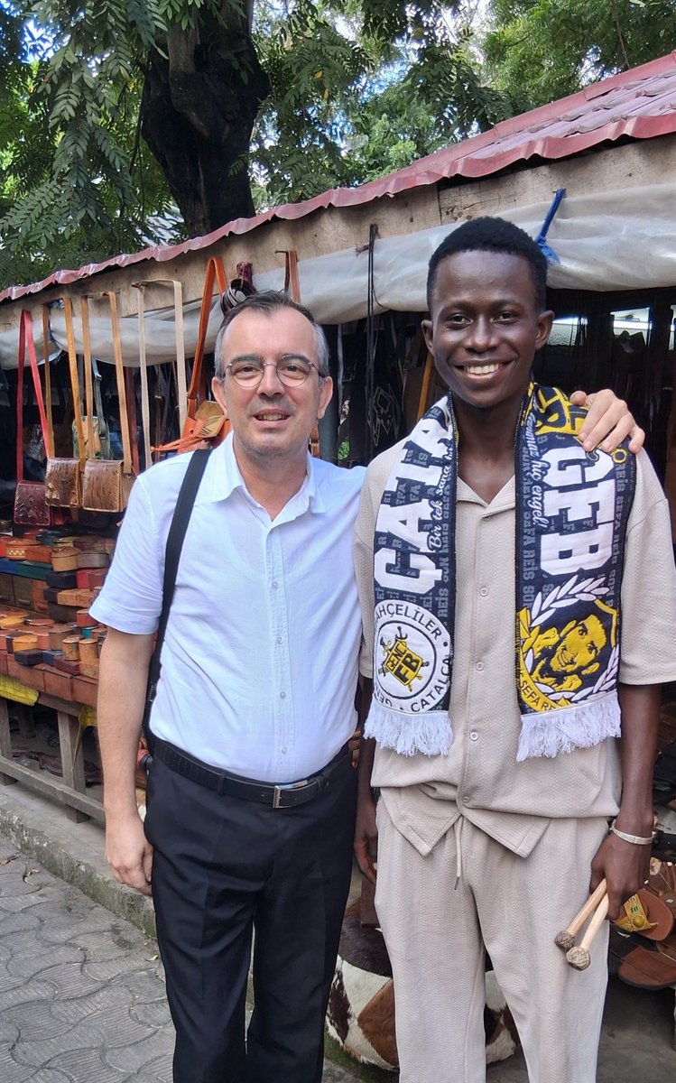 Hizireli's tweet photo. Fildişi Sahili Abidjan da Afrika el sanatları çarşısında gezerken, genç Fenerbahçeli Abdulmalik kardeşimle tanıştım
#Atiab @AtiabOrg #Fenerbahçe @gencfborg #GençFenerbahçe @Fenerbahce https://t.co/RC56miCtC3