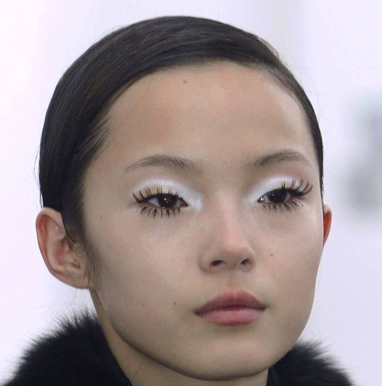 pinkglitterie's tweet photo. White eyeshadow just makes everything feel so angelic https://t.co/9ZUEzu58wI