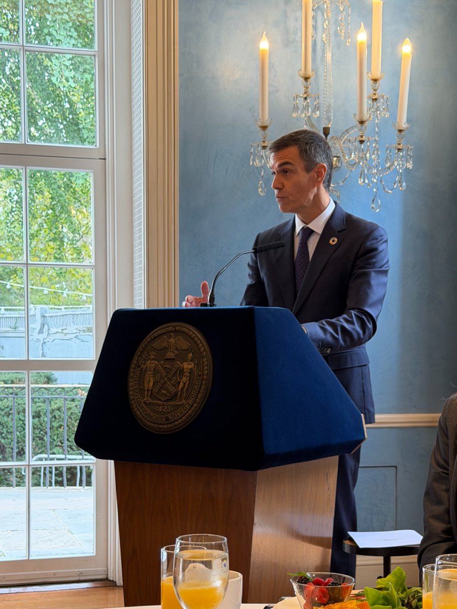 AlexanderSoros's tweet photo. It's been so inspiring to see the greatest city in the world showcase its values, strengths, and ideals.

I was honored to be at Gracie Mansion for "Building an Economy for the Many," hosted by Mayor @ZohranKMamdani, to hear @sanchezcastejon, @miaamormottley, @antoniolscosta, and many other dynamic leaders address the most pressing issues facing their citizens — expanding the horizons of what's possible with imagination. So proud of NYC!