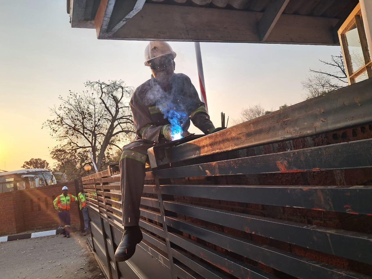 WozoliC's tweet photo. Just a normal day at work and we love ❤️  it here #wozolicontractors 🚧👷‍♂️✔️

With Wozolicontractors your Success is guaranteed 👌 💯 https://t.co/ddz6KkGFfP