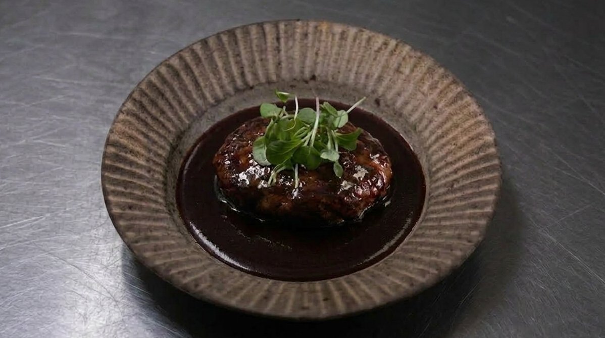 shokuunkoyomi's tweet photo. 9月25日、幸運を高めたいなら、
今日は「酒を使った料理」です。

2026年9月25日は、中秋の名月。
中秋の名月とは、旧暦8月15日の夜の月のこと。
今年は9月25日がその日にあたります。
満月そのものは9月27日なので、今年は中秋の名月と満月が2日ずれる、少し珍しい年です。

日本では昔から、この夜に月を眺め、秋の実りに感謝してきました。
十五夜というと月見団子や里芋を思い���かべますが、
月に供えられてきたものはそれだけではありません。
地域に残る月見の習俗を見ると、すすきを飾り、団子や芋、枝豆などとともに「酒」を供えて月をめでてき
した。
そして今も、そのつながりを見ることができます。

酒造りの神として知られる京都・松尾大社では、中秋の名月の日に「観月祭」が行われます。祭典の後には、尺八や琴、和太鼓などが奉納され、月見饅頭とともに樽酒が振る舞われます。
つまり今日は、月を見る日であり、実りに感謝する日であり、酒を供え、酒をいただく日。
そこで9月25日は、酒を飲むだけではなく、料理にも使っていただきます。
例えば、豚肉ときのこの酒蒸し、白身魚の酒蒸し、豚肉の日本酒煮、あさりの酒蒸し、日本酒を使った照り焼きなど。

今日の十二直は「執」。
「執り行う」という意味を持ち、祭祀や祝い事などに吉とされる日です。
今日は何かを新しく手に入れることだけを「幸運」と考えるのではなく、すでに手元にある実りに目を向けてみる。

十五夜に人々が月へ酒や収穫物を供えたのも、まだ見ぬ幸運を願うだけではなく、その年に得られたものを月の下で確かめる時間だったのでしょう。
運は、足りないものを追い続ける時だけに動くものでは��りません。
今あるものを「実り」として受け取れる日も、幸運の一つです。

料理に酒を使うと、肉や魚の臭みを抑えながら、素材のうま味を引き出しやすくなります。
アルコールは加熱によって減りますが、使用量や加熱時間によって残る場合があるため、子どもやアルコールを避ける必要がある人の料理では十分に加熱するか、使用を控えてください。

9月25日は旧暦8月15日の中秋の名月。
十五夜には酒を供える習俗が残り、松尾大社の観月祭でも樽酒が振る舞われます。
今夜は、月と実りに酒を供えてきた日本の月見文化にならい、「酒を使った料理」をいただきます。
※すべての料理に健康運を含んでいます。
赤ワインソースのハンバーグ
料理解説はこちら→@hib_second