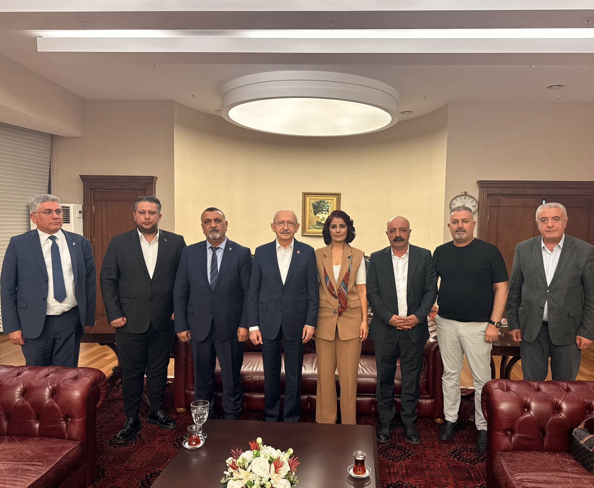 herkesicinCHP's tweet photo. Genel Başkanımız Kemal Kılıçdaroğlu, Alevi örgütlerinin genel başkanlarını Genel Merkezimizde konuk etti.

Görüşmede; Alevi Bektaşi Federasyonu Genel Başkanı Mustafa Aslan, Avrupa Alevi Birlikleri Konfederasyonu Genel Başkanı Hüseyin Mat, Hacı Bektaş Veli Anadolu Kültür Vakfı Genel Başkanı Ercan Geçmez, Pir Sultan Abdal Kültür Derneği Genel Başkanı Cuma Erçe, Alevi Konfederasyonları Genel Başkanı Zeynel Abidin Koç ve Alevi Kültür Dernekleri Genel Başkanı Seher Şengünlü Yılmaz yer aldı.
