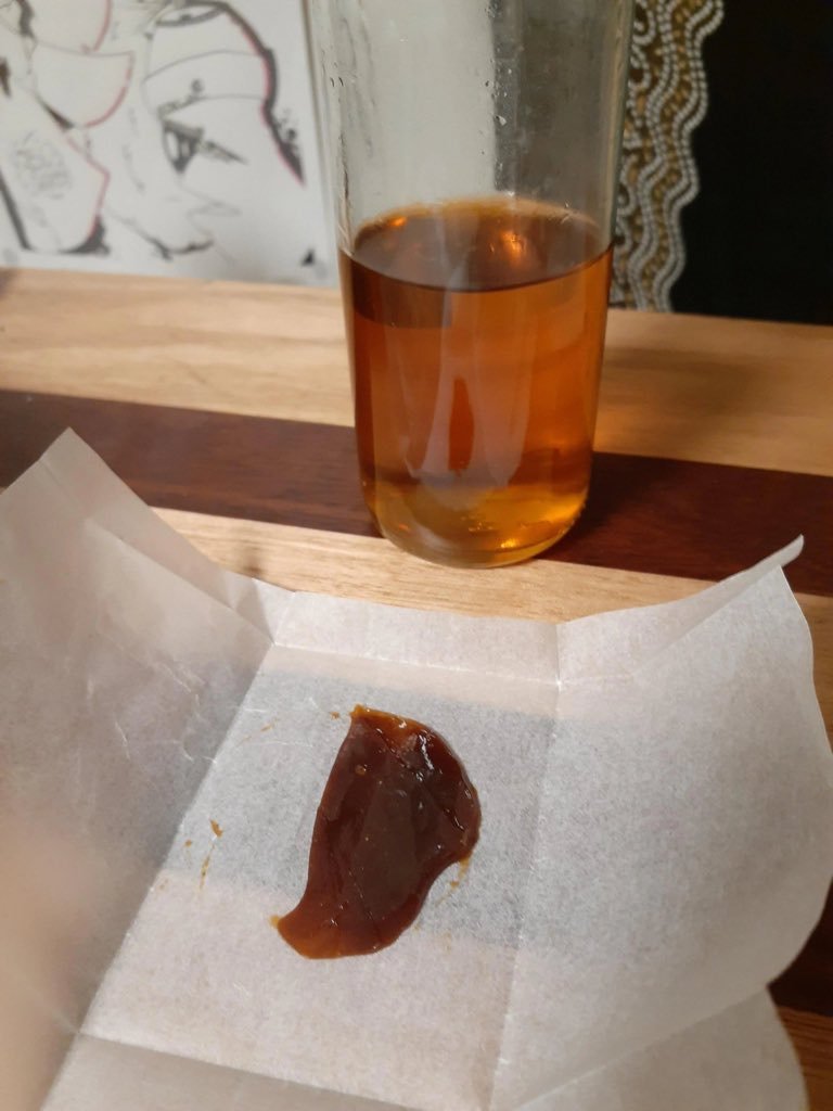 willsmiths237's tweet photo. If you dry Amanitas, soak them in high proof alcohol, then evaporate the mixture, you're left with resin extract which can be smoked or vaporized.
The high is sedative, hypnotic &amp; psychedelic. The active ingredient muscimol targets GABA receptors, similar to benzos. #playlist https://t.co/khOODfcEze