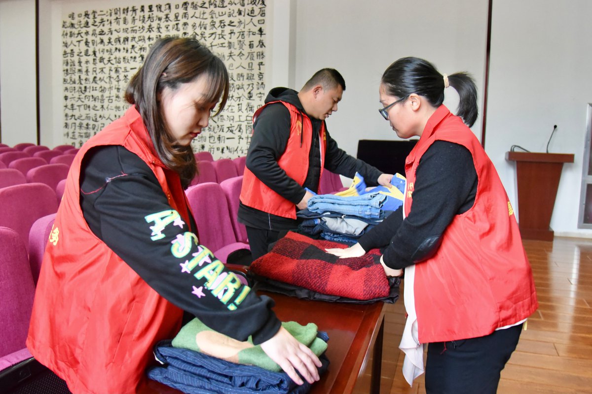 WilbertVanocn's tweet photo. Spent this weekend sorting warm winter clothes for local unhoused communities—small acts add up to big warmth! 120+ pieces distributed, grateful for every pair of hands that helped.  #VolunteerWork， https://t.co/KXzK88WF2J