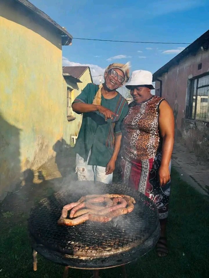 KerengZwane's tweet photo. @SALITOSBEER_ZA Nothing beats good food, great smiles, and the best company around the braai stand! Sizzling boerewors and vibrant vibesโthis is how we celebrate togetherness. ๐ฅ๐ฅฉโจ
โ#BraaiTime #GoodVibes #HeritageVibes #SouthAfrica #Foodie #CompetitionEntry https://t.co/5gTMS4NDdw