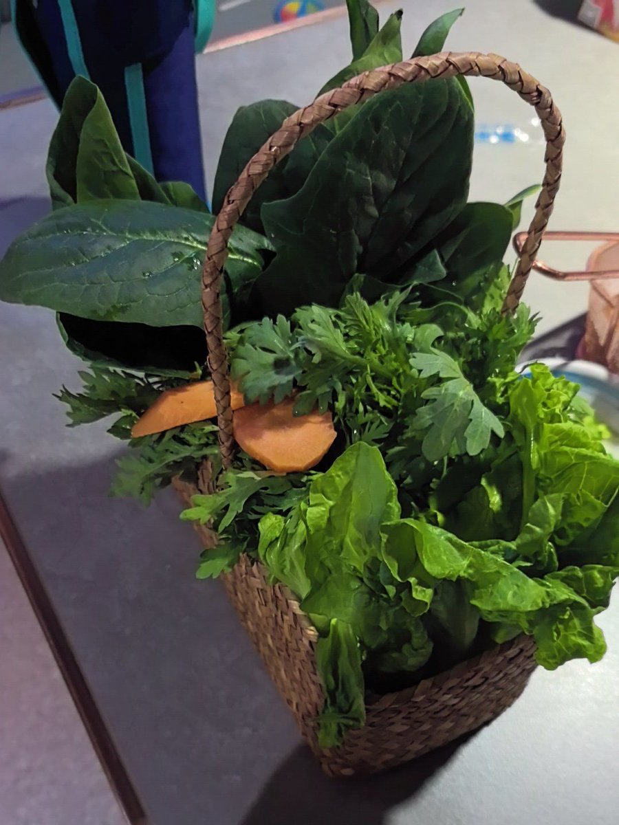 TenishaWinbrj's tweet photo. Fresh organic spinach, garlic, and cherry tomatoes rest in a wicker basket—perfect for tonight’s quick, healthy pasta night! Stock up at your local farmers’ market this weekend.， https://t.co/swXrpJ8pc8