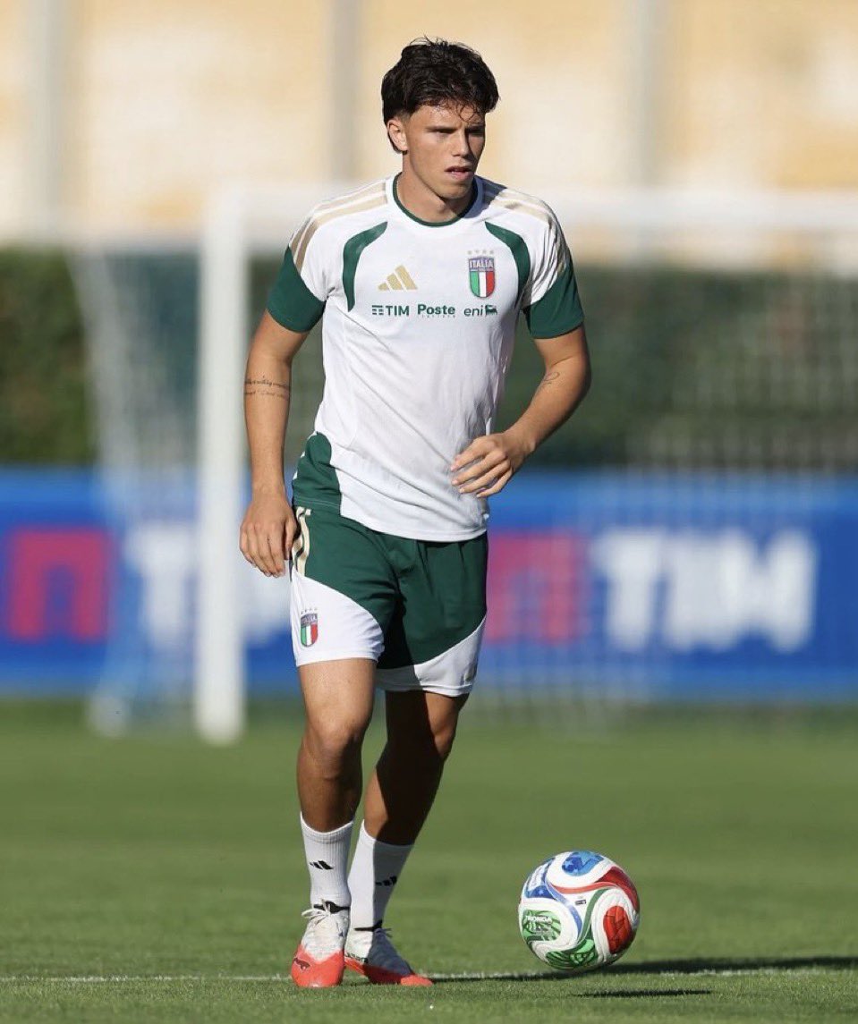 Anto_ni_o___'s tweet photo. Alessandro Romano si sta riscoprendo al Cagliari e potrebbe diventare il faro della Nazionale, il centrocampista potrebbe partire titolare nella di domani di Nations League tra Italia e Belgio.

Sul classe 2006 ex Roma c’è l’interesse di due altri top club come Inter e Juventus.

#Romano #Italia #Inter #Juventus.