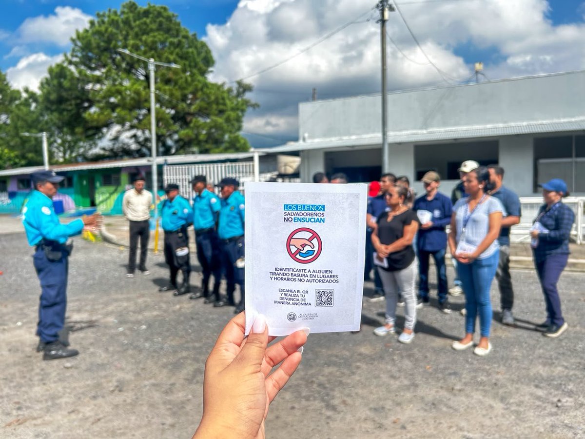 D_Capitalino's tweet photo. Esta mañana, referentes de acción social de la Zona 4 de la alcaldía de San Salvador Centro junto al @CAMSanSalvador socializaron con los habitantes de la colonia San Francisco y la avenida Las Amapolas la campaña "Los Buenos Salvadoreños no Ensucian". https://t.co/YHrRPuF3VH