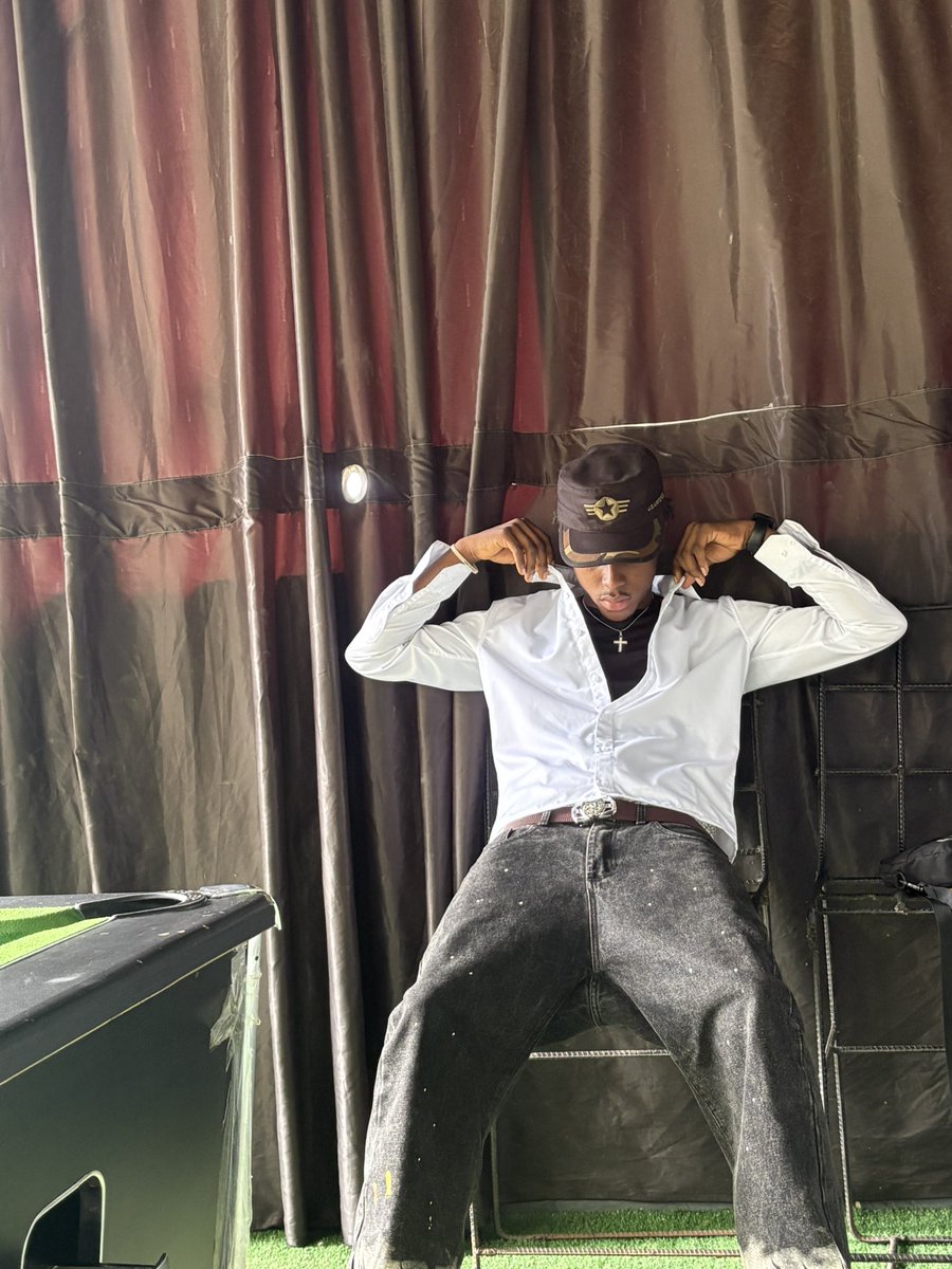 prettyboyTEMZ's tweet photo. OOTW https://t.co/CTWeLvbmUX