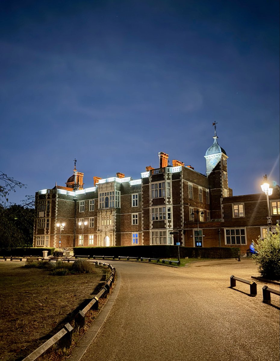 mtpennycook's tweet photo. Charlton House looking stunning this evening. https://t.co/gWutcUJUZS
