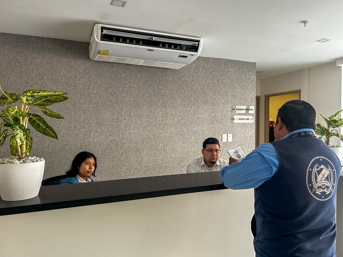 D_Capitalino's tweet photo. Durante la jornada se concientizó a vecinos y propietarios de negocios sobre la importancia de hacer una  adecuada disposición de los desechos sólidos y respetar los horarios establecidos para el paso de los camiones recolectores. https://t.co/0EIg16icj5