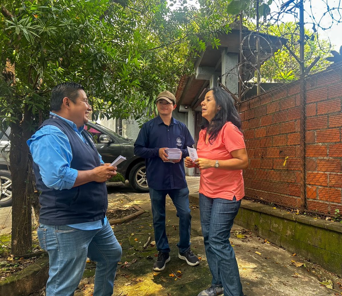 D_Capitalino's tweet photo. Durante la jornada se concientizó a vecinos y propietarios de negocios sobre la importancia de hacer una  adecuada disposición de los desechos sólidos y respetar los horarios establecidos para el paso de los camiones recolectores. https://t.co/0EIg16icj5