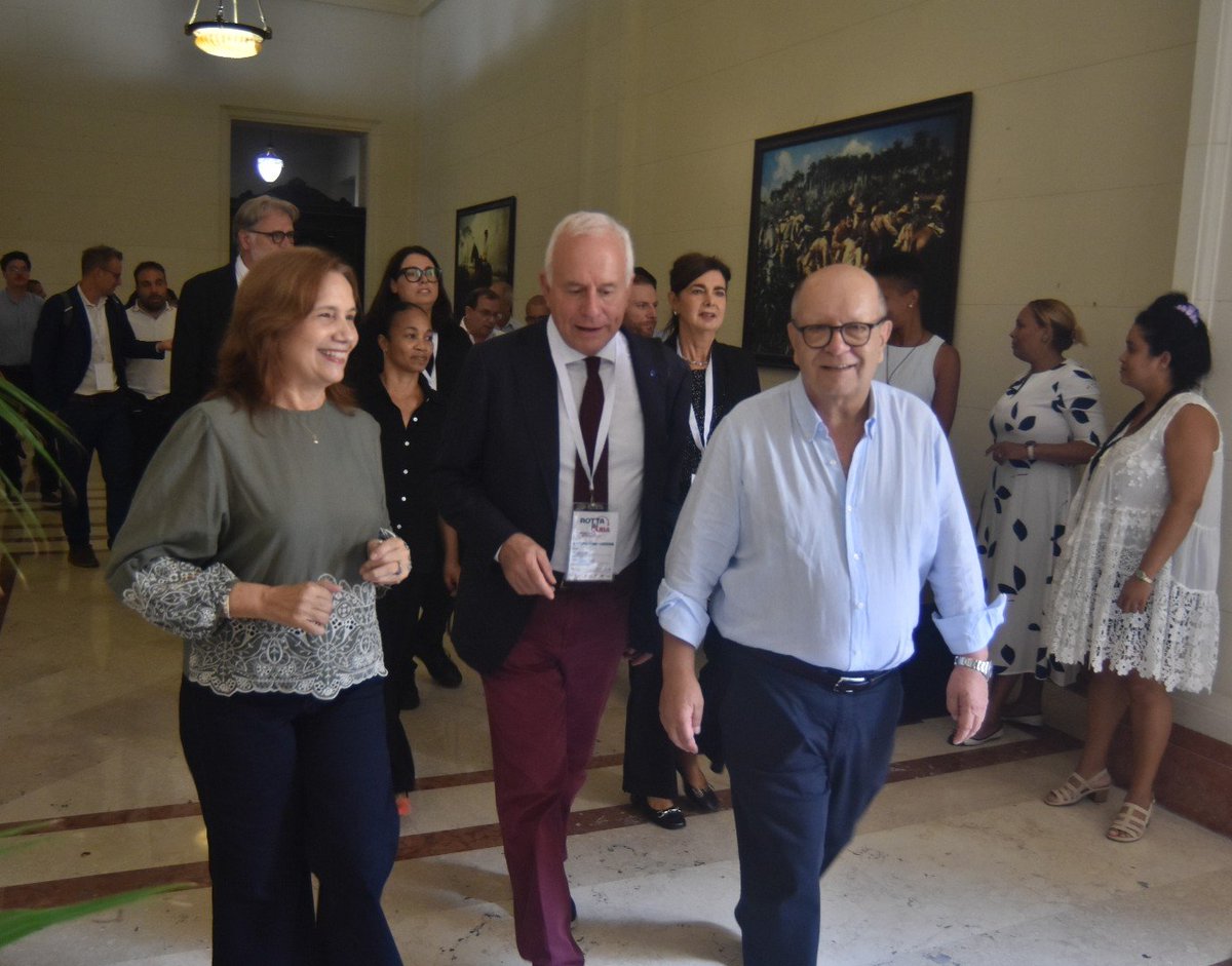 AsambleaCuba's tweet photo. Fraternal y fructífero intercambio sostuvieron @anamarianpp, vicepresidenta de @AsambleaCuba🇨🇺, y @fernando5hicap, con delegación solidaria de #Italia🇮🇹, integrada por parlamentarios, eurodiputados, líderes sindicales y de la sociedad civil de la nación europea. https://t.co/vXTXKPv9Y7