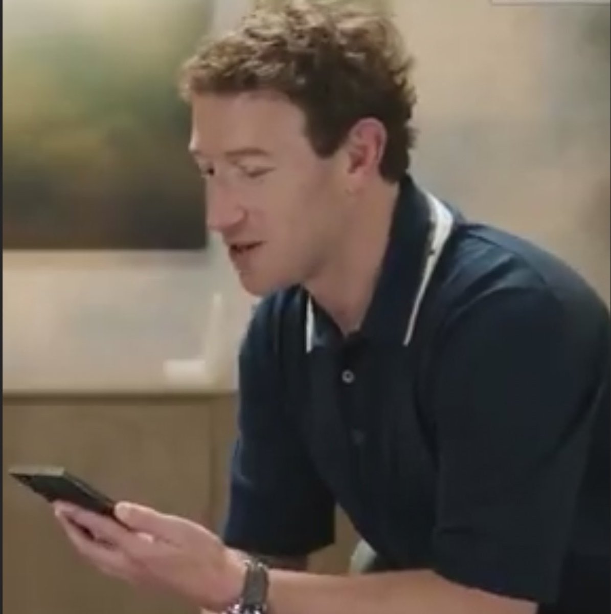 smartechdaily's tweet photo. 🚨 ما سرّ ظهور كبار قادة التقنية بهواتف Samsung؟

📱 Mark Zuckerberg ظهر مجددًا وهو يستخدم Galaxy S24 Ultra خلال مقابلة حديثة. 

📂 والمثير أن Bill Gates، الرئيس التنفيذي السابق لـMicrosoft، سبق أن اعتمد Galaxy Z Fold4 كهاتفه اليومي، بينما يستخدم Jensen Huang، رئيس NVIDIA، حاليًا Galaxy Z Fold8. 

👀 ثلاثة أسماء بارزة في عالم التقنية… وثلاثة اختيارات من Samsung.

🤔 هل هو مجرد تفضيل شخصي، أم أن Samsung تقدم شيئًا يجذب هؤلاء تحديدًا؟

#Samsung #Galaxy #GalaxyZFold8 #GalaxyS24Ultra