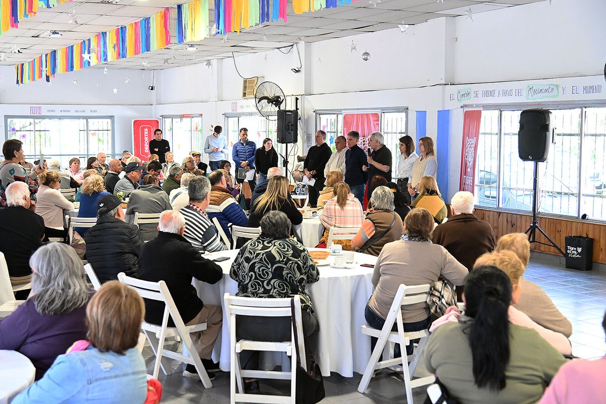 GiselaLZamora's tweet photo. Participé de un hermoso encuentro con nuestros Centros de Jubilados y acompañamos su trabajo con una ayuda económica para seguir fortaleciendo estos espacios tan importantes para nuestros vecinos y vecinas. 💜 https://t.co/jDVUvr1zzI