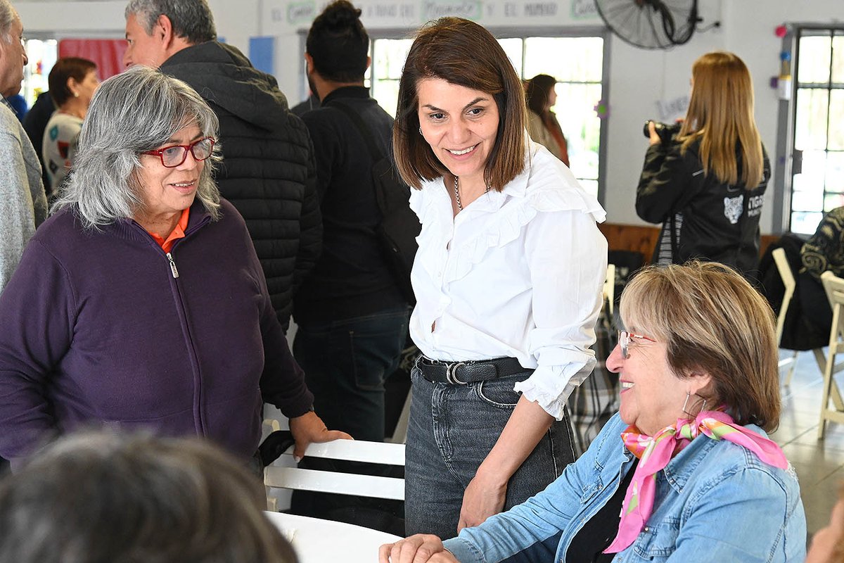 GiselaLZamora's tweet photo. Participé de un hermoso encuentro con nuestros Centros de Jubilados y acompañamos su trabajo con una ayuda económica para seguir fortaleciendo estos espacios tan importantes para nuestros vecinos y vecinas. 💜 https://t.co/jDVUvr1zzI