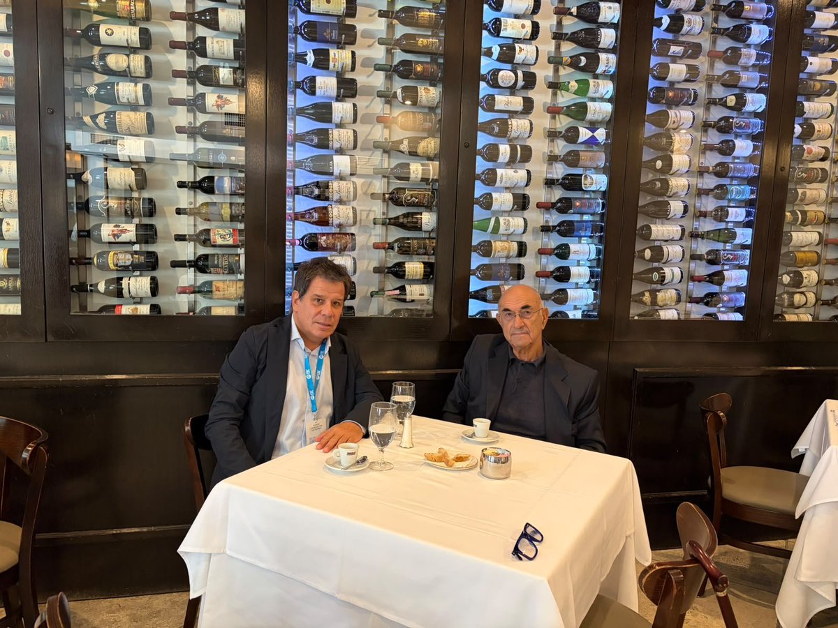 ManesF's tweet photo. Qué mejor manera de cerrar esta semana en Nueva York que visitando a Elkhonon Goldberg, director del Luria Neuroscience Institute y discípulo de Alexander Luria, uno de los padres de la neuropsicología moderna.

 Hablamos del cerebro, de la mente y de los desafíos que tenemos por delante. Es un privilegio seguir aprendiendo e intercambiando ideas con quienes ayudaron a construir la historia de las neurociencias. Y como toda buena conversación merece continuar, la seguimos después con un rico café.