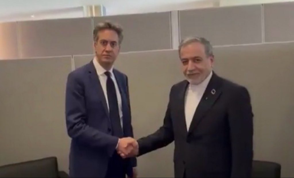 PatrickChristys's tweet photo. Ed Miliband shaking hands with Iran’s foreign minister https://t.co/xxuJb2NRso