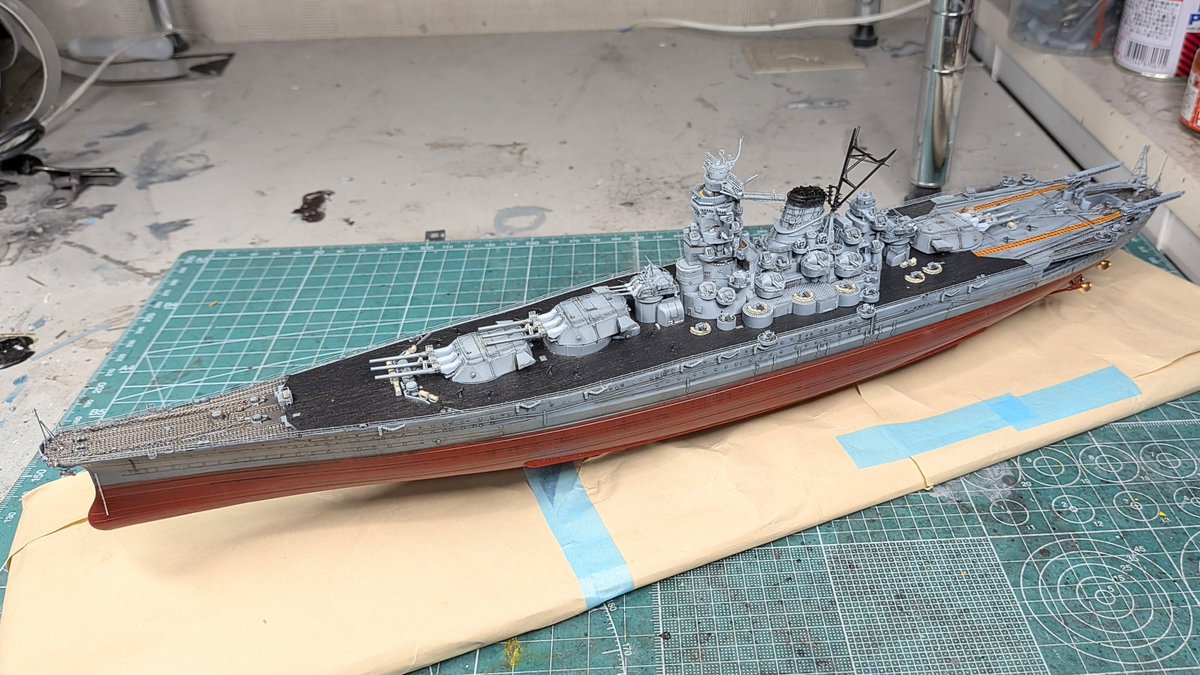 KingYassu's tweet photo. ピットロード製1/700戦艦武蔵（レイテ沖海戦）手摺、細かなエッチング等を取り付け大体本体が完成です。これから最後に空中線を取り付けます。やっぱり戦艦はカッコいいですね☺️ https://t.co/2brmBUXFcS