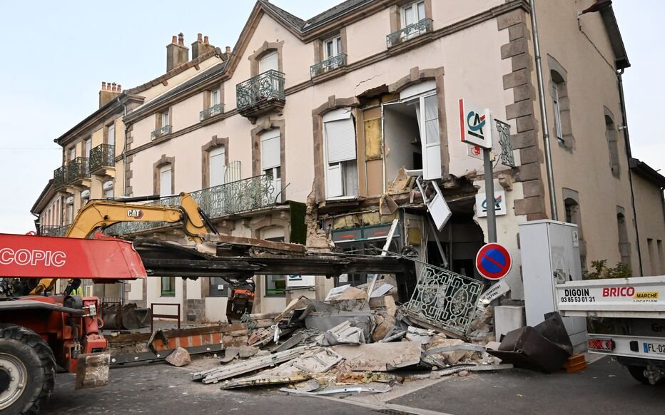 GilbertCollard's tweet photo. Etang-sur-Arroux : des voleurs arrachent en pleine nuit un distributeur de billets avec un engin de chantier. La façade de l’immeuble s’effondre, tous les occupants  doivent être relogés : c'est cela la France ! https://t.co/IOuHxDY9Re
