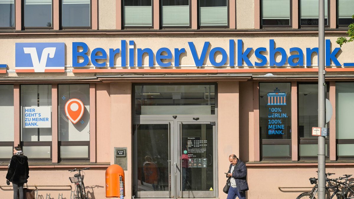 VerfFetischist's tweet photo. Vergesellschaftung in Berlin: Was geschieht mit den Grundschulden?

Die Debatte über die Vergesellschaftung großer Berliner Wohnungsbestände konzentriert sich meist auf Art. 15 GG und die Höhe der Entschädigung. Weit weniger beachtet wird, dass die Immobilien regelmäßig fremdfinanziert und mit Grundschulden belastet sind. Der von „Deutsche Wohnen & Co enteignen“ vorgelegte Gesetzentwurf, den die Berliner Linke zur Grundlage eines Vergesellschaftungsgesetzes machen will, greift dieses Problem ausdrücklich auf – und zwar auf die radikalste Weise, die man sich überhaupt nur denken kann.

Nach § 7 des Entwurfs sollen die vergesellschafteten Immobilien von den auf ihnen lastenden privatrechtlichen Verpflichtungen frei werden. Grundpfandrechte sollen also nicht bestehen bleiben, sondern sofort und vollständig erlöschen. Damit soll verhindert werden, dass die Bank später die Zwangsversteigerung betreibt, weil ihr Schuldner nicht zahlen kann, und die Immobilie dadurch wieder in Privateigentum gelangt. Schon die Berliner Expertenkommission hatte deshalb angenommen, dass eine Vergesellschaftung nach Art. 15 GG grundsätzlich auch Hypotheken und Grundschulden erfassen müsse.

Damit trifft die Vergesellschaftung wirtschaftlich aber nicht nur die Wohnungsunternehmen, sondern entzieht auch den finanzierenden Banken ihre dinglichen Sicherheiten – und enteignet sie gleich mit.

Der Entwurf des Vergesellschaftungsgesetzes versucht dies durch § 21 aufzufangen. Der Grundpfandrechtsgläubiger soll Ersatz für sein erlöschendes Recht „aus der Entschädigung für das Eigentum“ erhalten. Die Verteilung soll nach Regeln erfolgen, die sich an der Erlösverteilung in der Zwangsversteigerung orientieren. Die Entschädigung kommt dann also gar nicht bei den enteigneten Immobilienunternehmen an, sondern bei den finanzierenden Banken.

Das eigentliche Problem liegt dabei in der Begrenzung auf die Entschädigung, die wiederum deutlich unter dem Verkehrswert liegen soll. Ines Schwerdtner sprach von einem „symbolischen Euro“, Jan van Aken immerhin von „acht bis zwölf Mrd. Euro“ – wohlgemerkt bei einem geschätzten Verkehrswert von 42 Mrd. Euro.

Ein einfaches Beispiel zeigt die Größenordnung: Ein Wohnungsbestand hat einen Verkehrswert von 600 Mio. Euro und ist noch mit 500 Mio. Euro finanziert. Beträgt die Enteignungsentschädigung beispielsweise 300 Mio. Euro, also 50 % des Verkehrswerts und damit innerhalb des von der Initiative ursprünglich selbst genannten Korridors von 40 bis 60 %, fehlen gegenüber der Darlehensvaluta bereits 200 Mio. Euro. Bei einer Entschädigung von nur 150 Mio. Euro (das entspräche in etwa der Größenordnung, die van Aken am 22. September 2026 bei Markus Lanz genannt hat) wären es 350 Mio. Euro. Die Initiative hält dem entgegen, Banken finanzierten Immobilien ohnehin regelmäßig mit einem Sicherheitsabschlag, weshalb die Entschädigung „in aller Regel zur Befriedigung ausreiche“. Ob das für die tatsächlich betroffenen Bestände zutrifft, hängt jedoch von deren konkreter Verschuldung und Besicherungsstruktur ab.

Die restliche Darlehensforderung der Bank erlischt nämlich nicht. Sie bleibt gegen das Wohnungsunternehmen bestehen. Dieses Unternehmen hat aber gerade die Immobilie und damit regelmäßig auch die zugehörigen Mieterträge verloren. Da dies faktisch entschädigungslos geschehen ist, weil die Entschädigung ja bei der Bank angekommen ist, kann eine erhebliche Verschlechterung der Vermögenslage des Wohnungsunternehmens oder die Verschlechterung der Darlehenssicherheit (die ist nämlich komplett weg) zudem Kündigungsrechte der Bank auslösen, insbesondere nach § 490 Abs. 1 BGB. Kann das Unternehmen fällige Darlehensforderungen anschließend nicht bedienen oder deckt sein Vermögen seine Verbindlichkeiten nicht mehr, stellen sich die Fragen der Zahlungsunfähigkeit und Überschuldung nach §§ 17 und 19 InsO. Die Insolvenz ist dann unvermeidbar.

Hinzu kommt: Die Entschädigung soll nach § 11 des Gesetzesentwurfs nicht in Geld, sondern durch übertragbare, mit 3,5 % verzinste und über 100 Jahre zu tilgende Schuldverschreibungen erfolgen. Für diese haftet zwar das Land Berlin. Ihr Nominalwert muss aber nicht ihrem jederzeit erzielbaren Marktwert entsprechen.

Es ist in der Folge also auch ein Bankenbeben zu erwarten, wenn die Banken mit ihren Darlehensforderungen massenhaft und komplett ausfallen. Werden Grundpfandrechte beseitigt und durch eine Entschädigungsmasse ersetzt, die unter den gesicherten Forderungen liegt, verlagert die beabsichtigte Vergesellschaftung einen Teil ihres wirtschaftlichen Risikos unmittelbar auf die finanzierenden Banken.

All diese Probleme haben die linken Verfasser des Entwurfs des Vergesellschaftungsgesetzes gesehen und im Entwurf aufgegriffen. Das bedeutet: Die Linke will einen radikalen Systemwechsel, sie will die brutalstmögliche Zerstörung der Privatwirtschaft. Ob das die Berlinerinnen und Berliner im Blick hatten, als sie beim Volksentscheid für die Enteignung gestimmt haben? Die hatte man ja eigentlich nur gefragt, ob sie billig wohnen wollen.