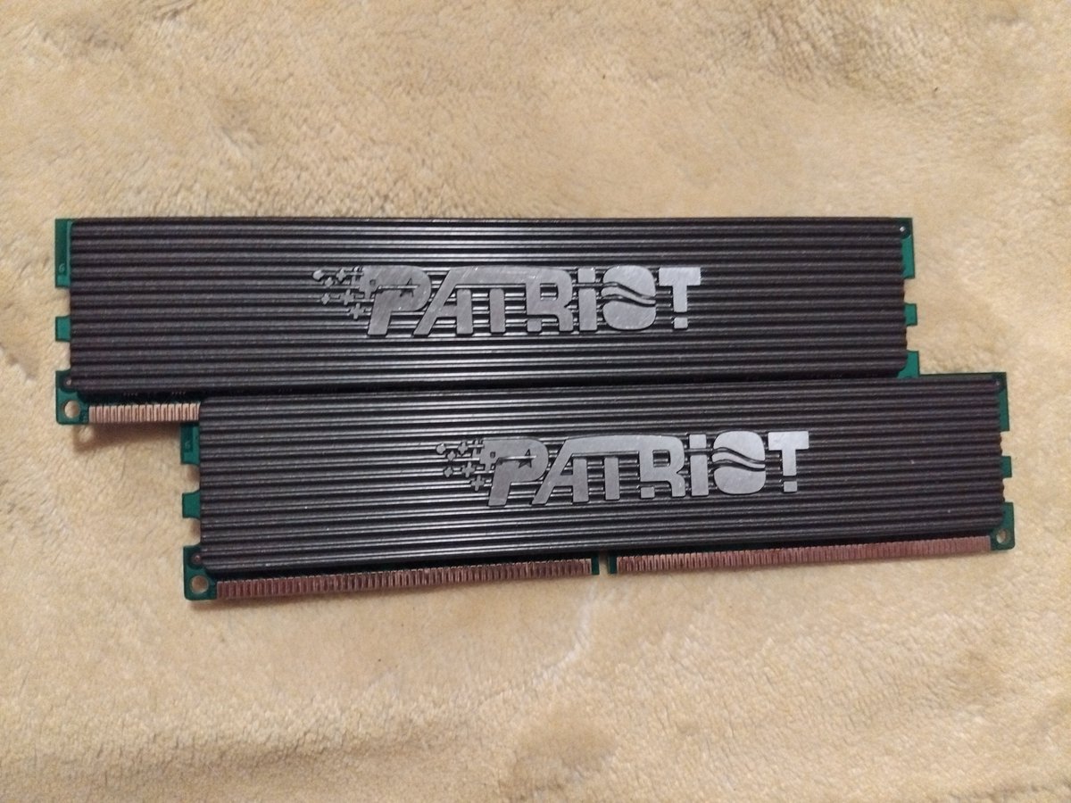 NaminukeIsDrunk's tweet photo. I wanted to caption this as "patriots in control", but the system I built (ASUS P5GC-MX, Intel Core 2 Duo E8400, Gigabyte GV-R5570C-1GI) literally wouldn't boot because this was too much RAM.
So, uh, go Kingston? https://t.co/YmQEigWTPx
