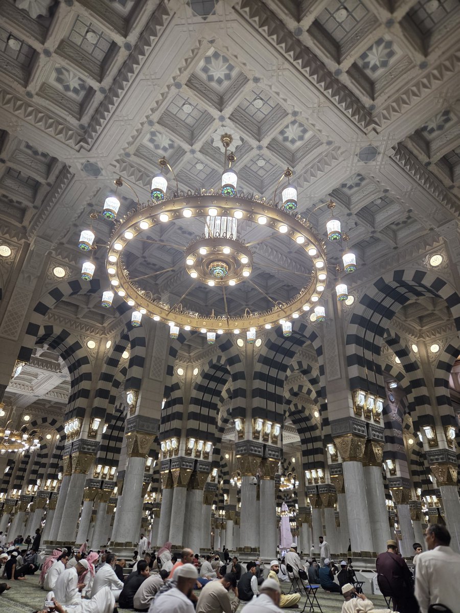 Zad_AlQuloub's tweet photo. في رحاب أطهر بقاع الأرض... المدينه المنوره 
في المدينة المنورة يتنفس الفؤاد السكينة، وبجوار خير الأنام تزهر الروح إيماناً، فالحمد لله على نعمة القرب والزيارة. 🕌✨🤍
يا حبيبي يا سيدي يا رسول الله. 🌹ﷺ🌙
#المسجد_النبوي 
#اللهم_صل_وسلم_على_نبينا_םבםבﷺ 
#المدينه_المنورة https://t.co/MmceU8F8xW
