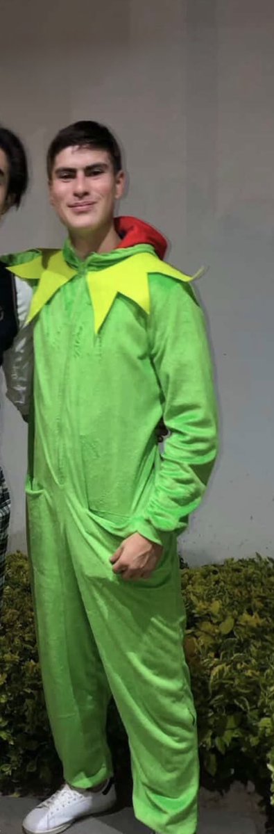 claudialvsjoe's tweet photo. Cuál disfraz es mejor y por qué el de kermit? JAJAJJAJAJAJAJAJAJ https://t.co/ShlbGwZE89