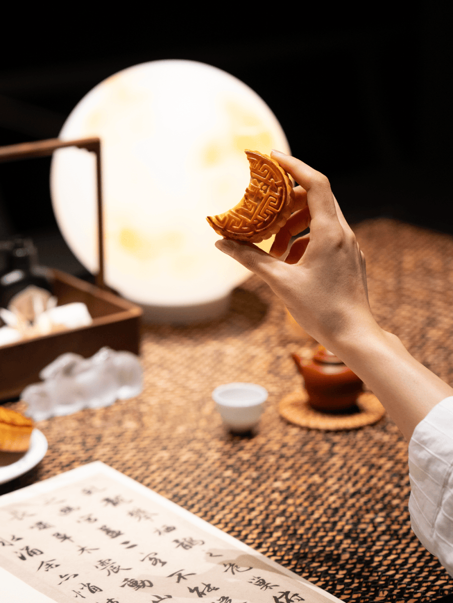 TeressaRoscigno's tweet photo. [Today’s full moon + Mid-Autumn vibes = perfect mooncakes u0026 cozy moments under the sky ]， https://t.co/DuRCIWXmaB