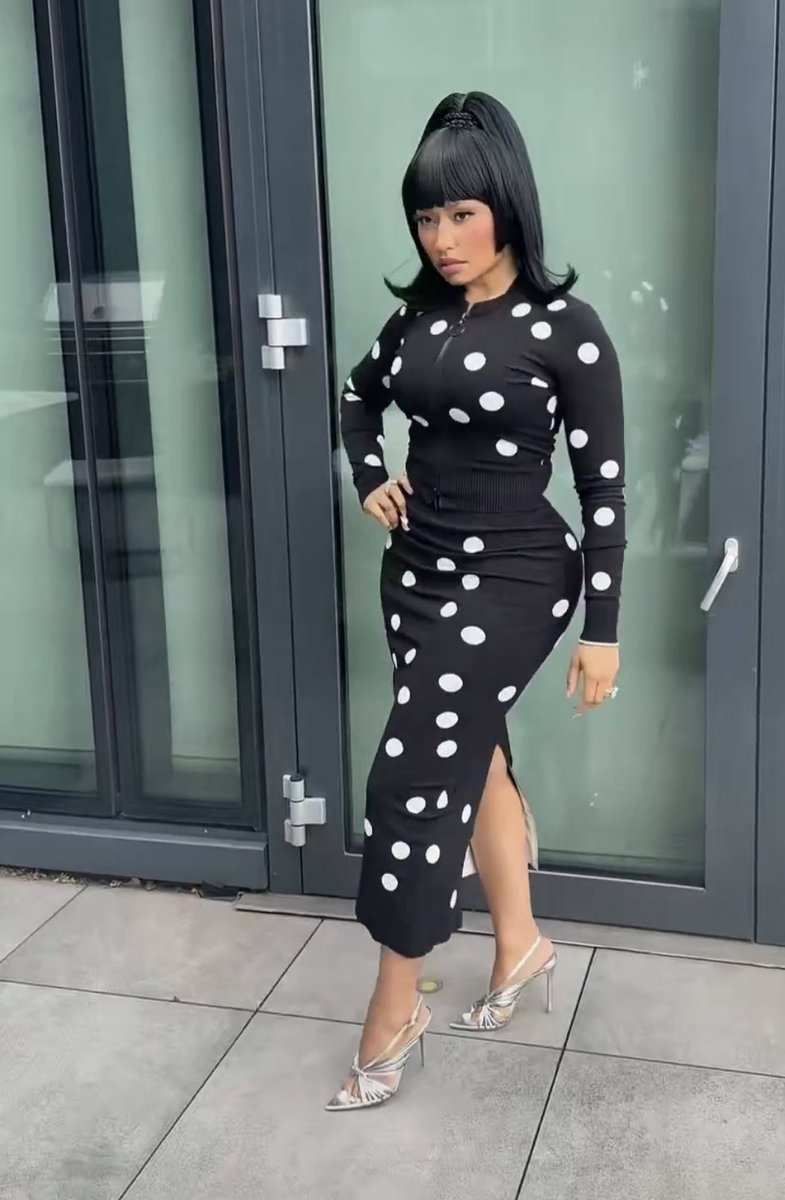 BarbzChronicle's tweet photo. the face, the hair, the body, MY BITCH GAGGING https://t.co/Rg6HWS2jtm
