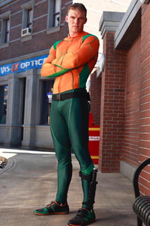 sqquizo's tweet photo. @rLucasArts Pra mim n tem nada pior q os trajes de smallville https://t.co/1uv3vhKgwB