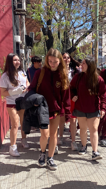 markobouzat1's tweet photo. y la ganadora al concurso de ver quien tenia el shorcito o la pollerita mas corta del curso es para... https://t.co/iyEd4CSiPK