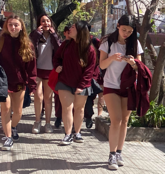 markobouzat1's tweet photo. y la ganadora al concurso de ver quien tenia el shorcito o la pollerita mas corta del curso es para... https://t.co/iyEd4CSiPK