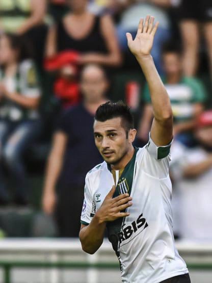 SoloBanfield's tweet photo. "𝐁𝐀𝐍𝐅𝐈𝐄𝐋𝐃 𝐌𝐄𝐑𝐄𝐂𝐄 𝐒𝐄𝐑 𝐃𝐈𝐑𝐈𝐆𝐈𝐃𝐎 𝐏𝐎𝐑 𝐏𝐑𝐎𝐅𝐄𝐒𝐈𝐎𝐍𝐀𝐋𝐄𝐒"

No se guardó nada y salió a hablar preocupado por el mal momento que atraviesa el club. “Me gustaría que estuviéramos más unidos y dar el ejemplo. Banfield es una institución que siempre lo dio, tanto en lo institucional como en las formativas. El club está pasando un momento malo. Hay que apoyarse y estar unidos sin importar quien este en la presidencia”, resaltó como prioridad Jesús Dátolo.

El ex capitán de Banfield estuvo en vivo en el programa partidario “Muy Banfield” y habló sobre el mal presente del club, el momento de su salida y sobre qué piensa hacer en un futuro.

Sobre la actualidad institucional, comentó: “Las hay que profesionalizarlas. No puedo poner a un amigo que no esté preparado, me parece un error gravísimo. Es una institución grande Banfield y merece ser dirigida por profesionales”.

“Me hubiera gustado despedirme de la gente”, confesó sobre su salida. Por lo que agregó: “Podría estar tranquilo desde mi casa sin hacer nada, pero siento que soy cómplice si no me meto. Hay que tener la humildad de escuchar a todos”.

Además, analizó: “El club está mal, hay muchas cosas que tienen que sanar. Hay mucha deuda y constantemente vienen juicios que afectan mucho al club. Quien venga va a tener que venir con una estructura fuerte, no hay otra solución. Es intentar conseguir el capital para al menos tener un año de trabajo”.

Con los pies sobre la tierra, sobre lo que se le viene a Banfield, dijo: “Ojalá lleguemos a la final de la Copa Argentina y la ganemos, pero siempre digo que no hay que descuidar el campeonato local porque Banfield no se puede dar ese lujo. Hay que hacer la cantidad de puntos necesarios para no sufrir el año que viene”.