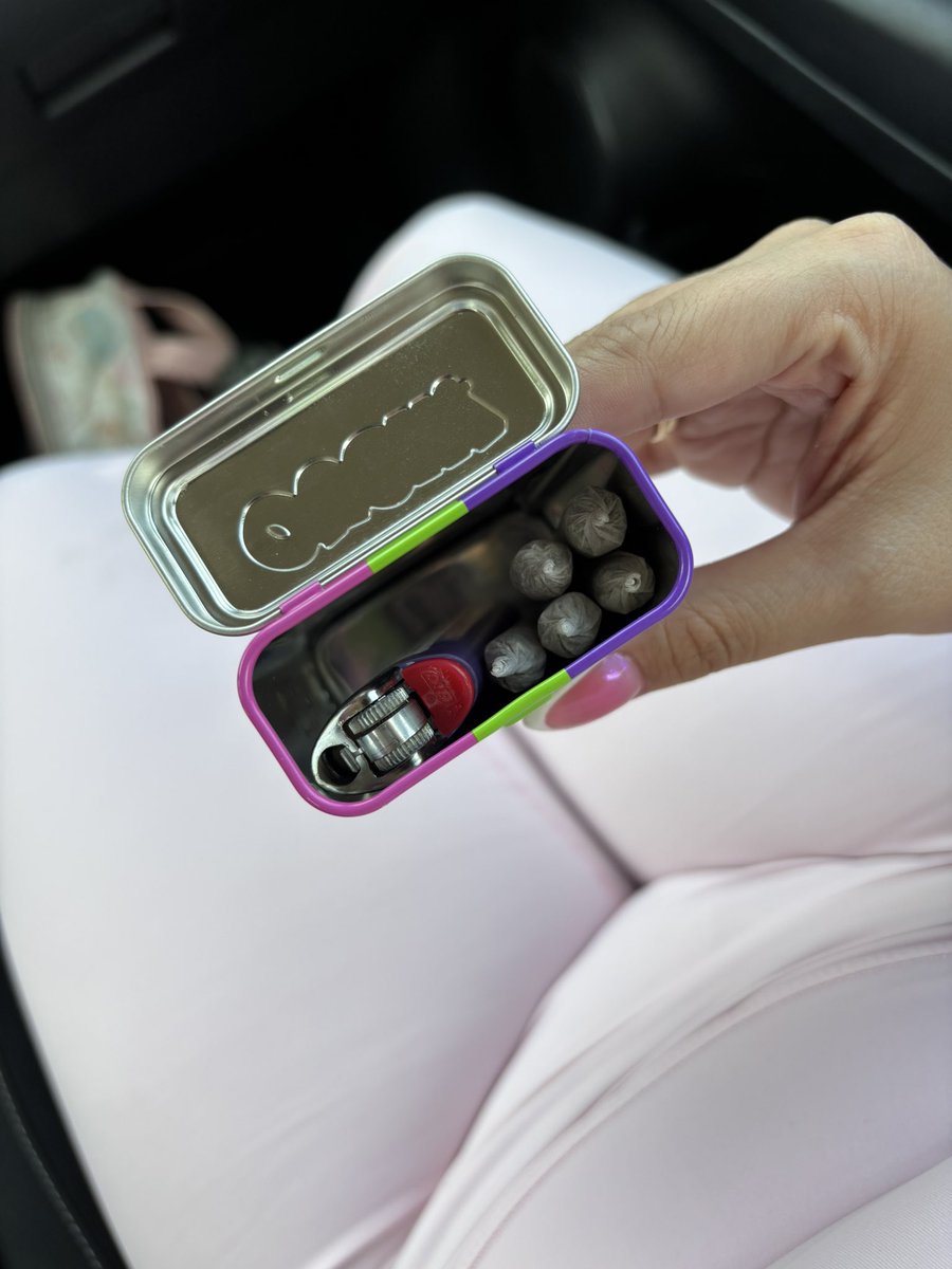JamieWamiez's tweet photo. Found the perfect use for my ouch bubble gum container ☺️ https://t.co/sLpyedxyFT