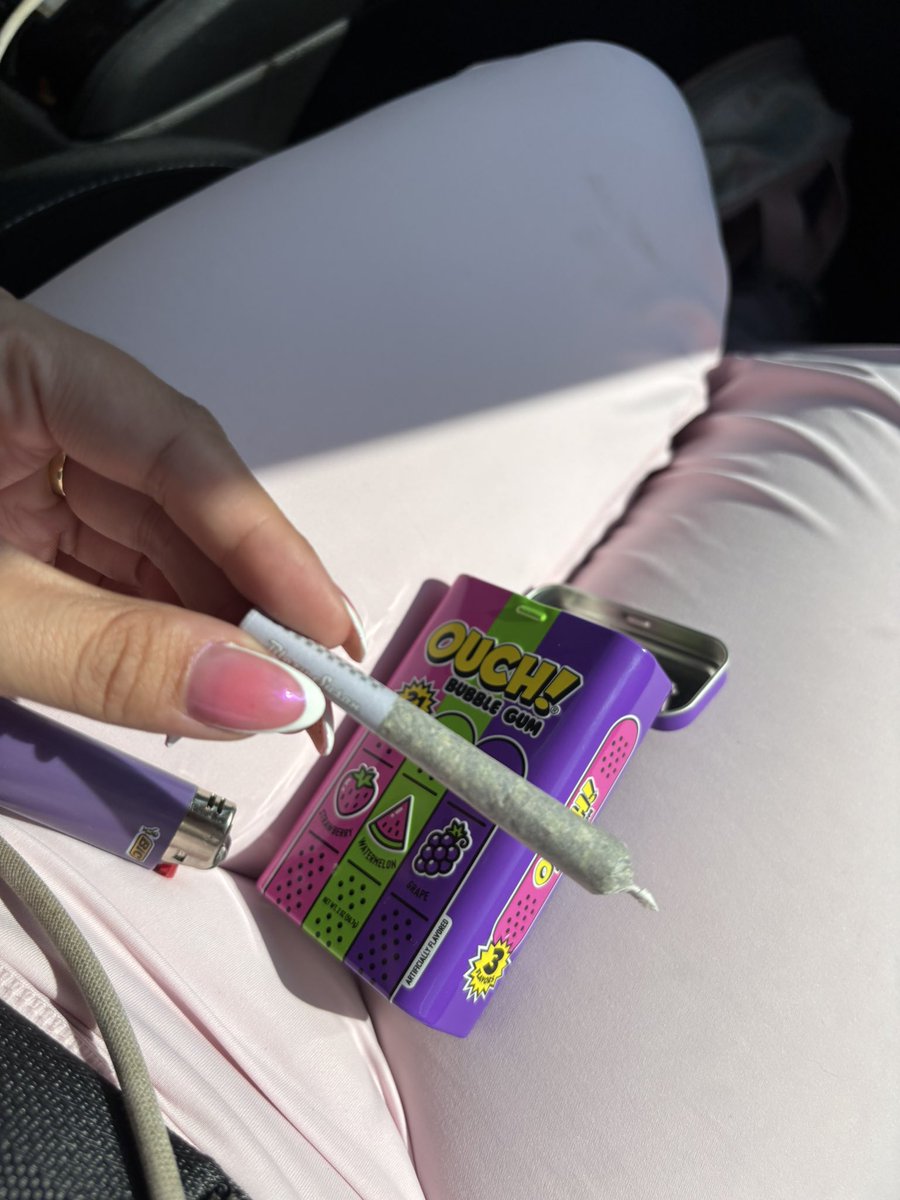 JamieWamiez's tweet photo. Found the perfect use for my ouch bubble gum container ☺️ https://t.co/sLpyedxyFT
