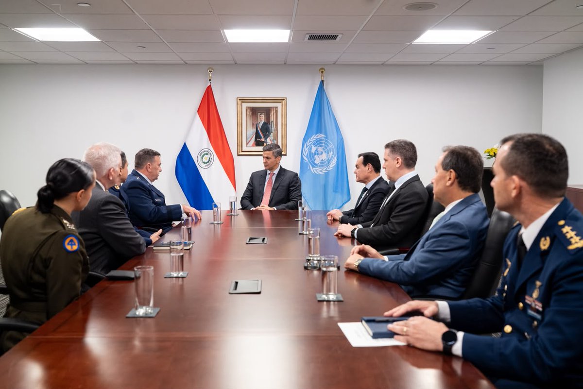 SantiPenap's tweet photo. En Nueva York mantuve una excelente reunión con el Mayor General Gary W. Keefe, Comandante de la Guardia Nacional de Massachusetts. Dialogamos sobre el fortalecimiento de nuestra cooperación en áreas estratégicas como la formación, ciberdefensa, vigilancia aérea y la modernización de nuestras Fuerzas Armadas.

Celebramos con orgullo 25 años de trabajo conjunto a través del State Partnership Program. Esta alianza reafirma nuestra gran amistad con los Estados Unidos y nos permite seguir impulsando proyectos concretos para el beneficio de nuestro país.