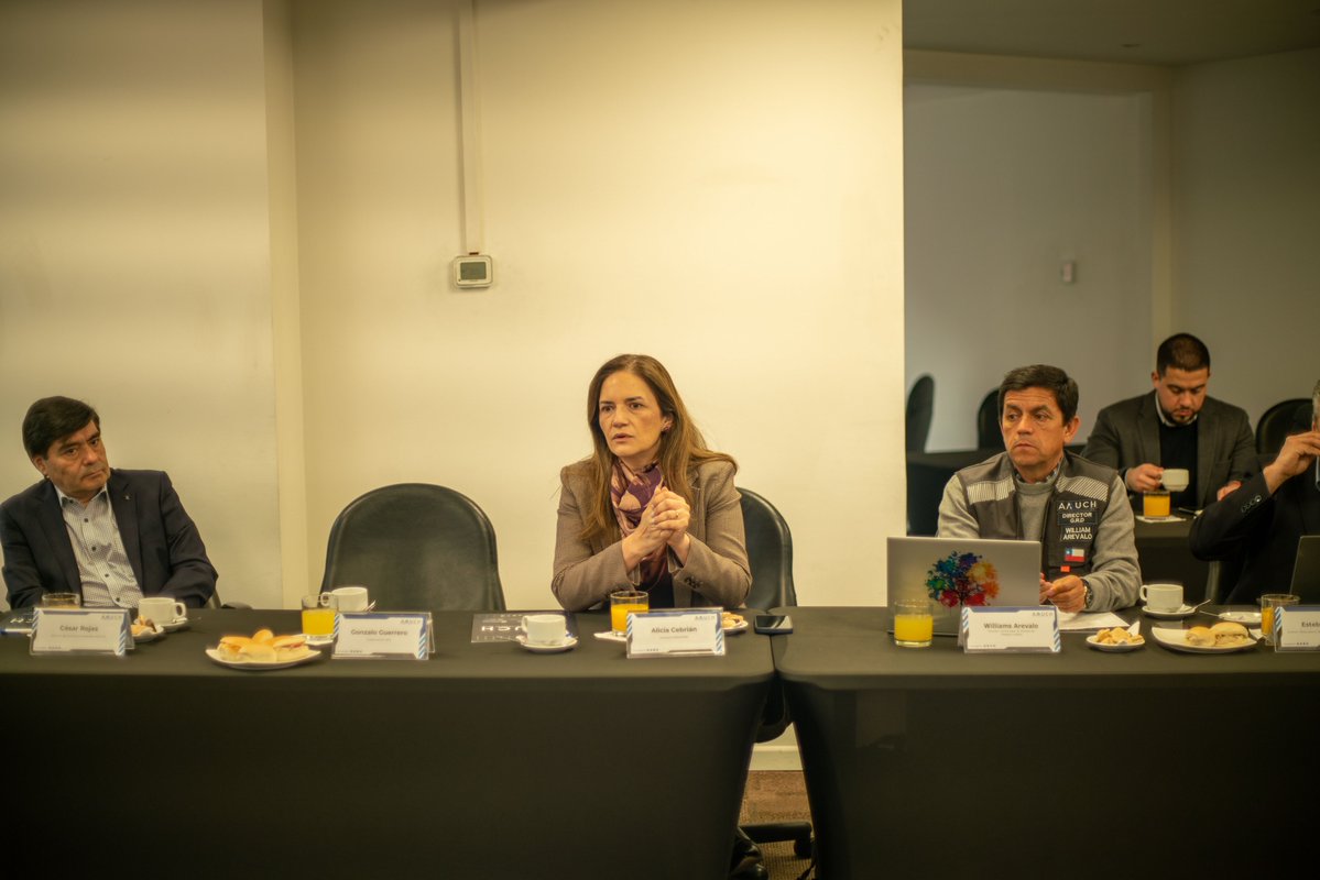 Senapred's tweet photo. Esta jornada, la directora nacional, Alicia Cebrián, participó en la reunión de directorio de @AmuchChile, instancia en la que abordó los principales desafíos de preparación para esta temporada estival. https://t.co/vtUQPOhboU