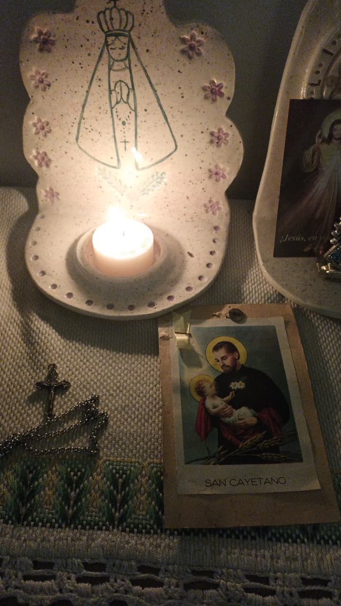 juandom97241475's tweet photo. Ayer consegui una estampa de San Cayetano, para darle a mi pareja, para que ore por su emprendimiento, ni si quiera llego a rezar y ya tuvo una venta. Ora pro nobis para que nunca nos falte el pan de cada día ni el trabajo digno. https://t.co/Pr79IezpRE