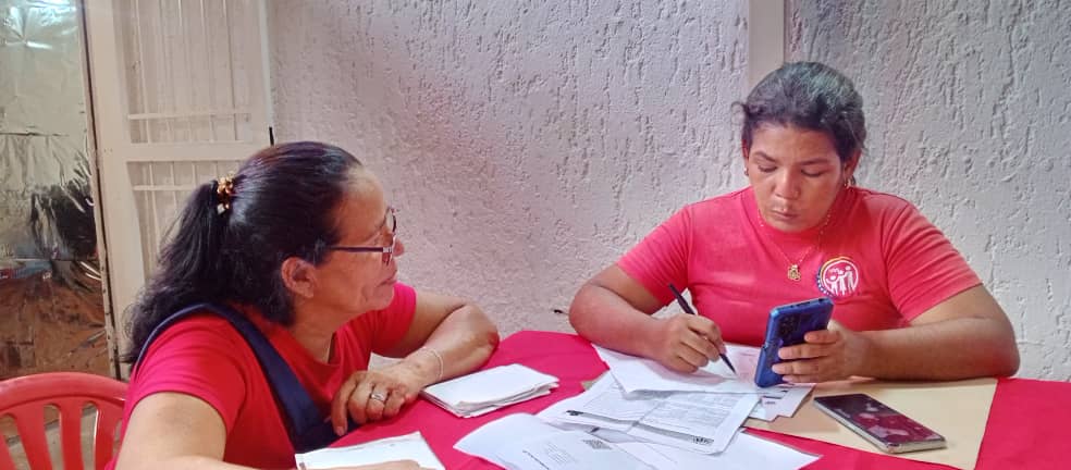 GobLasTejerias's tweet photo. En una acción articulada entre Inamormayor, Somos Venezuela y el IVSS fueron atendidos más de 140 adultos mayores de #LasTejerías para realizar trámites relativos a solicitud de pensiones, activación de cuentas y cambio de banco. 
@delcyrodriguezv @johanitakenpo @regulolacruz https://t.co/RmPqYG4svN