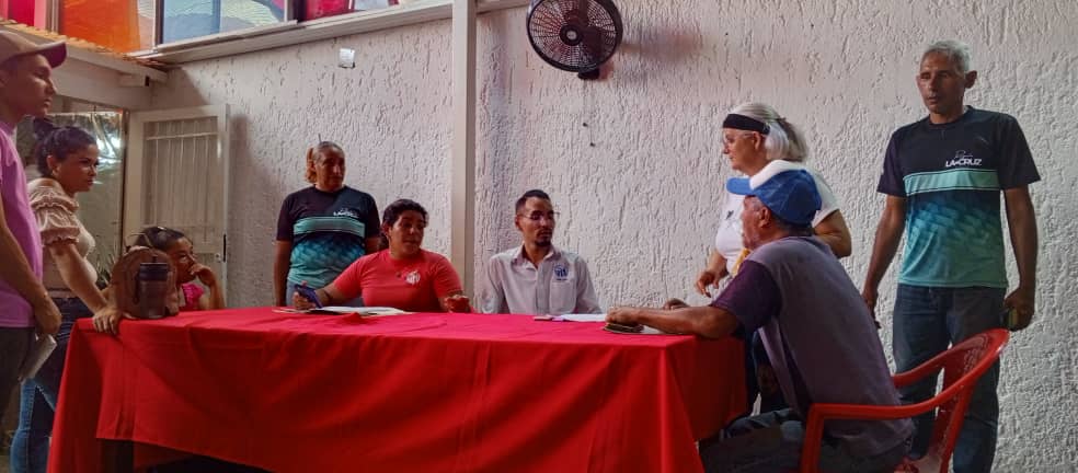 GobLasTejerias's tweet photo. En una acción articulada entre Inamormayor, Somos Venezuela y el IVSS fueron atendidos más de 140 adultos mayores de #LasTejerías para realizar trámites relativos a solicitud de pensiones, activación de cuentas y cambio de banco. 
@delcyrodriguezv @johanitakenpo @regulolacruz https://t.co/RmPqYG4svN
