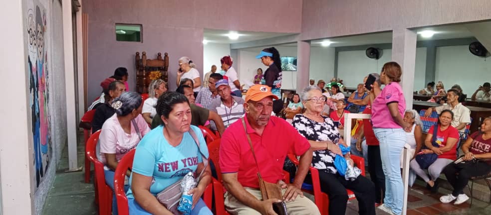 GobLasTejerias's tweet photo. En una acción articulada entre Inamormayor, Somos Venezuela y el IVSS fueron atendidos más de 140 adultos mayores de #LasTejerías para realizar trámites relativos a solicitud de pensiones, activación de cuentas y cambio de banco. 
@delcyrodriguezv @johanitakenpo @regulolacruz https://t.co/RmPqYG4svN