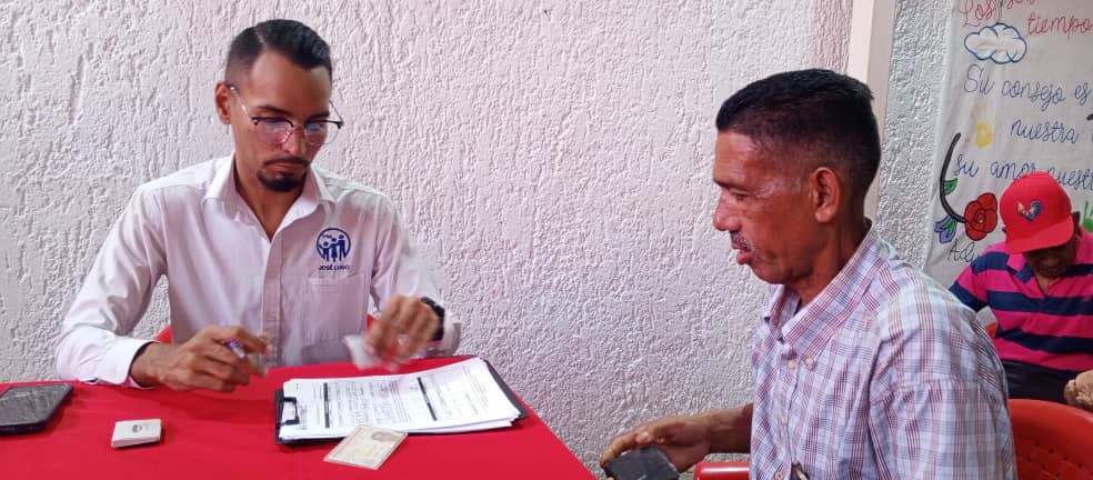 GobLasTejerias's tweet photo. En una acción articulada entre Inamormayor, Somos Venezuela y el IVSS fueron atendidos más de 140 adultos mayores de #LasTejerías para realizar trámites relativos a solicitud de pensiones, activación de cuentas y cambio de banco. 
@delcyrodriguezv @johanitakenpo @regulolacruz https://t.co/RmPqYG4svN