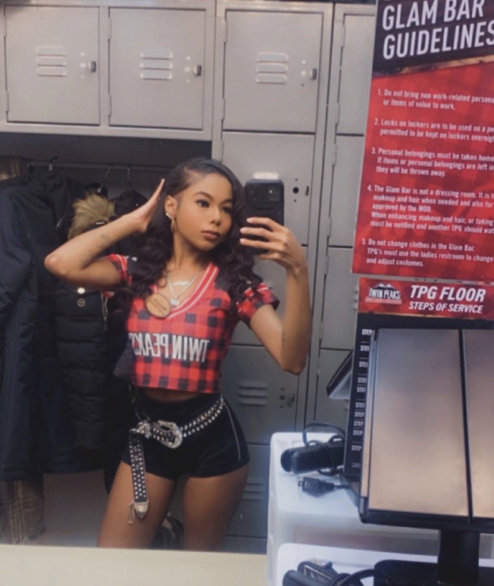 1malaysiaa's tweet photo. y’all ready for y’all favorite twin peak girl to comeback in two weeks? 😆🥰❤️🤠finna work at twin peaks & chrysler. #twojobshawty #tpg #twinpeaks 💲 https://t.co/YX6DRg83uJ
