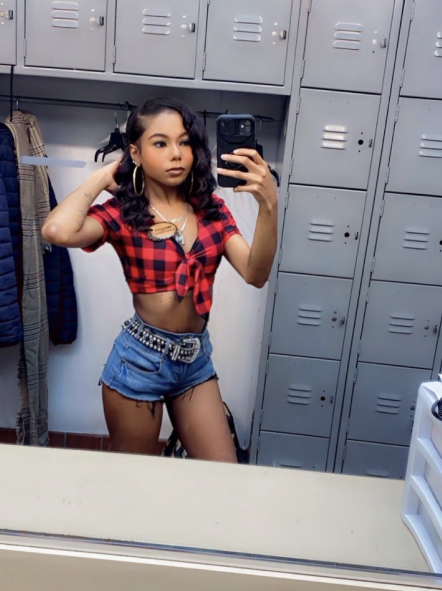 1malaysiaa's tweet photo. y’all ready for y’all favorite twin peak girl to comeback in two weeks? 😆🥰❤️🤠finna work at twin peaks & chrysler. #twojobshawty #tpg #twinpeaks 💲 https://t.co/YX6DRg83uJ