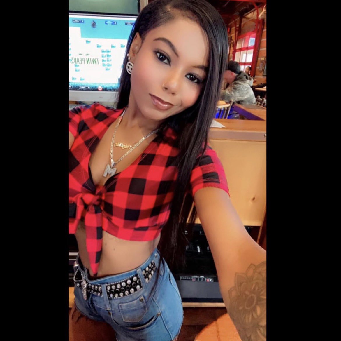 1malaysiaa's tweet photo. y’all ready for y’all favorite twin peak girl to comeback in two weeks? 😆🥰❤️🤠finna work at twin peaks & chrysler. #twojobshawty #tpg #twinpeaks 💲 https://t.co/YX6DRg83uJ
