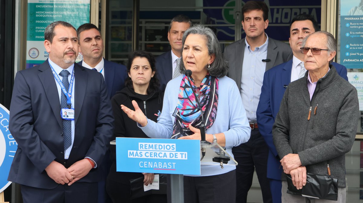 HBarrosLuco's tweet photo. 💊👏¡Una buena noticia para nuestros pacientes! 

Somos el primer hospital público de Chile en implementar el retiro de medicamentos gratuitos en farmacias privadas.

Más de 1.500 pacientes podrán retirar sus medicamentos más cerca de sus hogares.

➡️ https://t.co/Cq3i8K3ypD https://t.co/2FjFcl2Fua