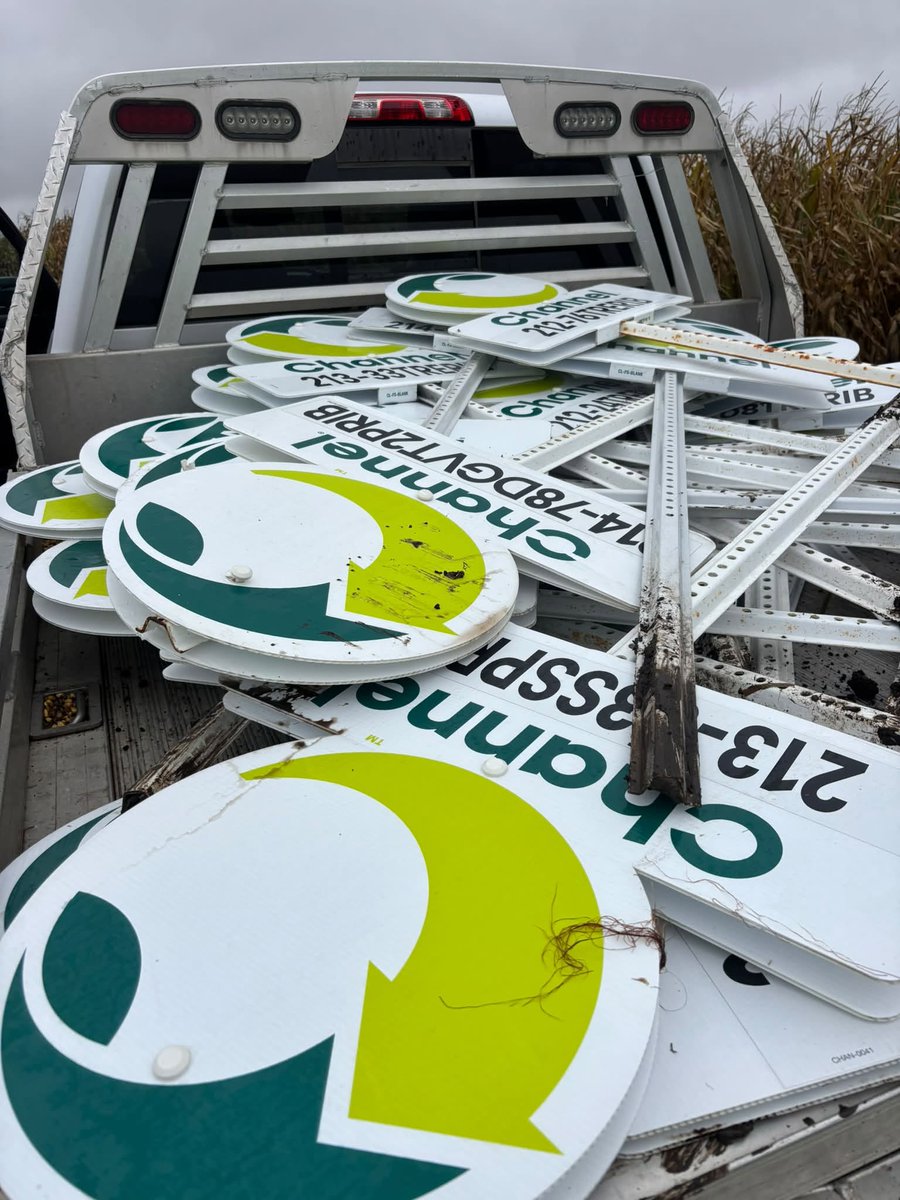 ChannelSeed's tweet photo. Just one more sign #Harvest26 is almost here.
SeedPros like @LauverFS are giving field signs a ride home before combines start making their way through. #AlmostThere https://t.co/ZBEd7BCIOT