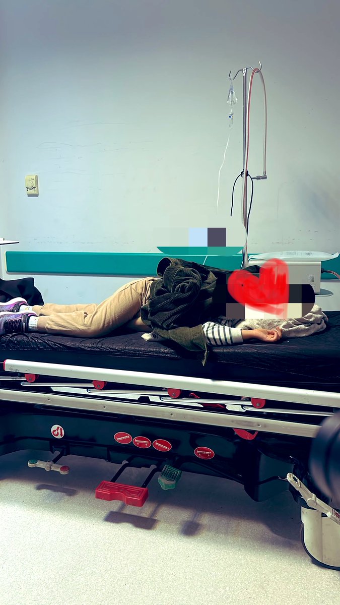3genimsi's tweet photo. Maarifin kalbinde Aile gibi sözler sadece sözde kaldığının fotoğrafı.
Kızım şuan hastenede annesi tek başına yanında,babası ise 1400km uzakta mazeret tercih hakkı var ama ailesinin yanında olma hakkı yok.
Ama Allah var bilin isterim #MebAileyiYOKsaydı 
@_aliyalcin_ @talatyavuz29 https://t.co/RN6ZvpI30A
