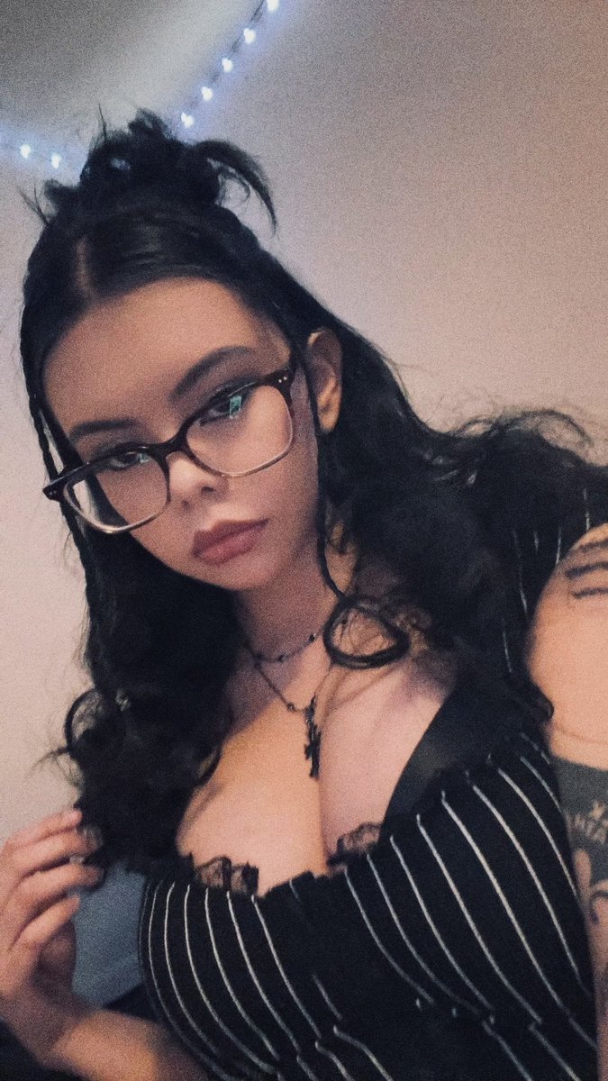 taylorwilson_'s tweet photo. Ever since I re-announced my pregnancy I have been asked more about customs🤔 y’all are some freaks here on x huh😭 I was not expecting that to happen.. https://t.co/NLdsPU86Ig